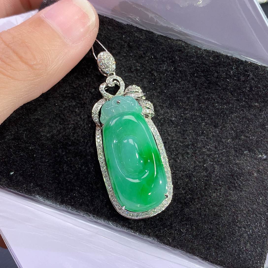 翡翠吊坠(赠链)18K金镶嵌