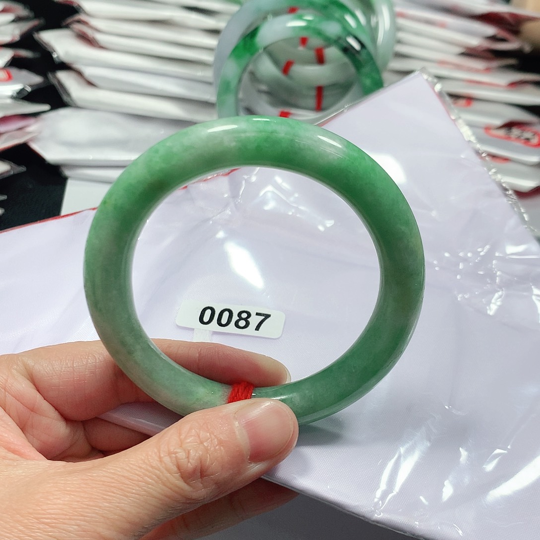 翡翠手镯未镶嵌天然缅甸A货翡翠手镯