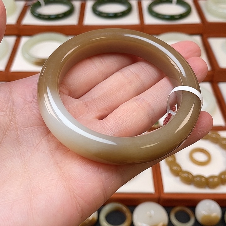 和田玉未镶嵌手镯