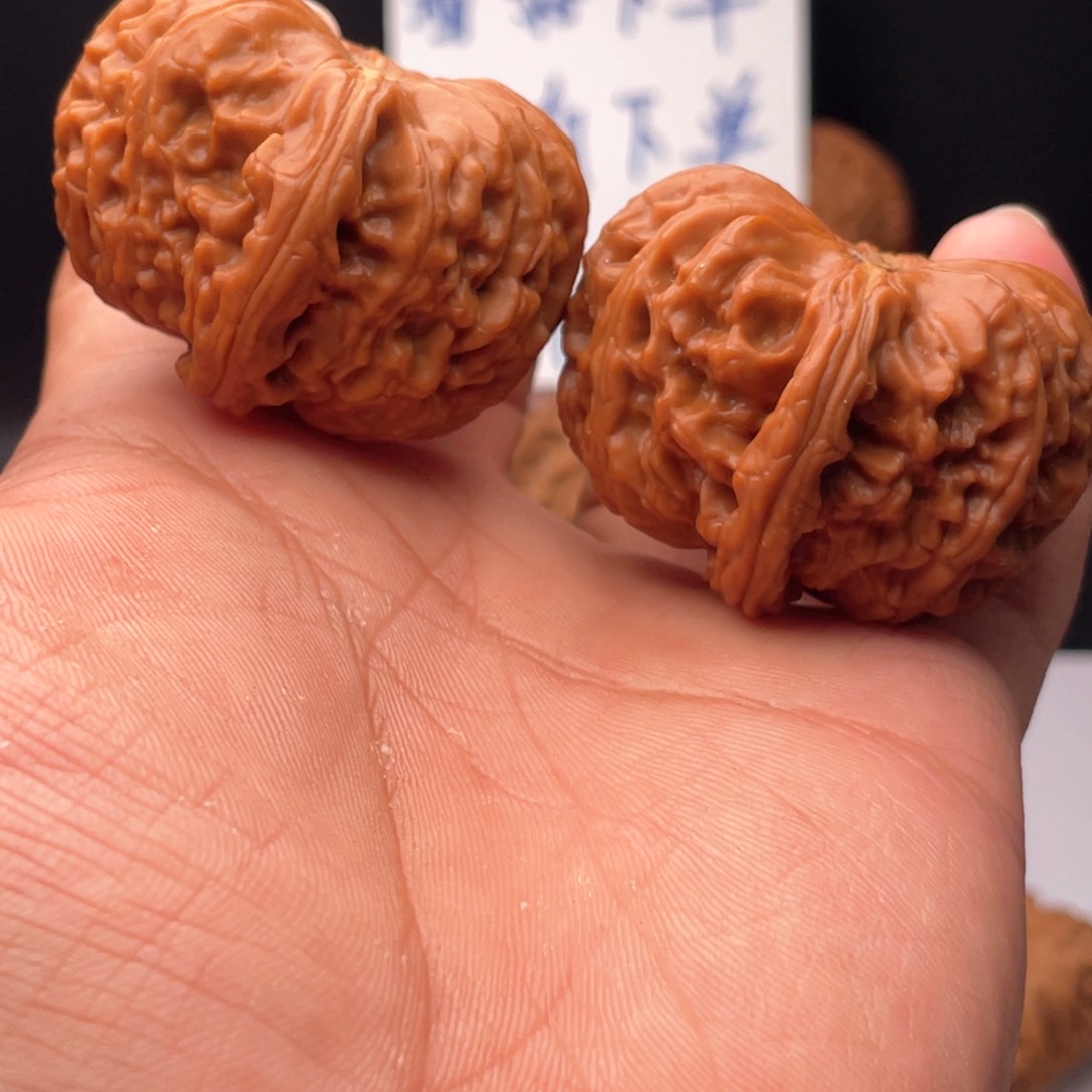 文玩核桃吊坠45拱桥凹底.卡姿兰大眼睛