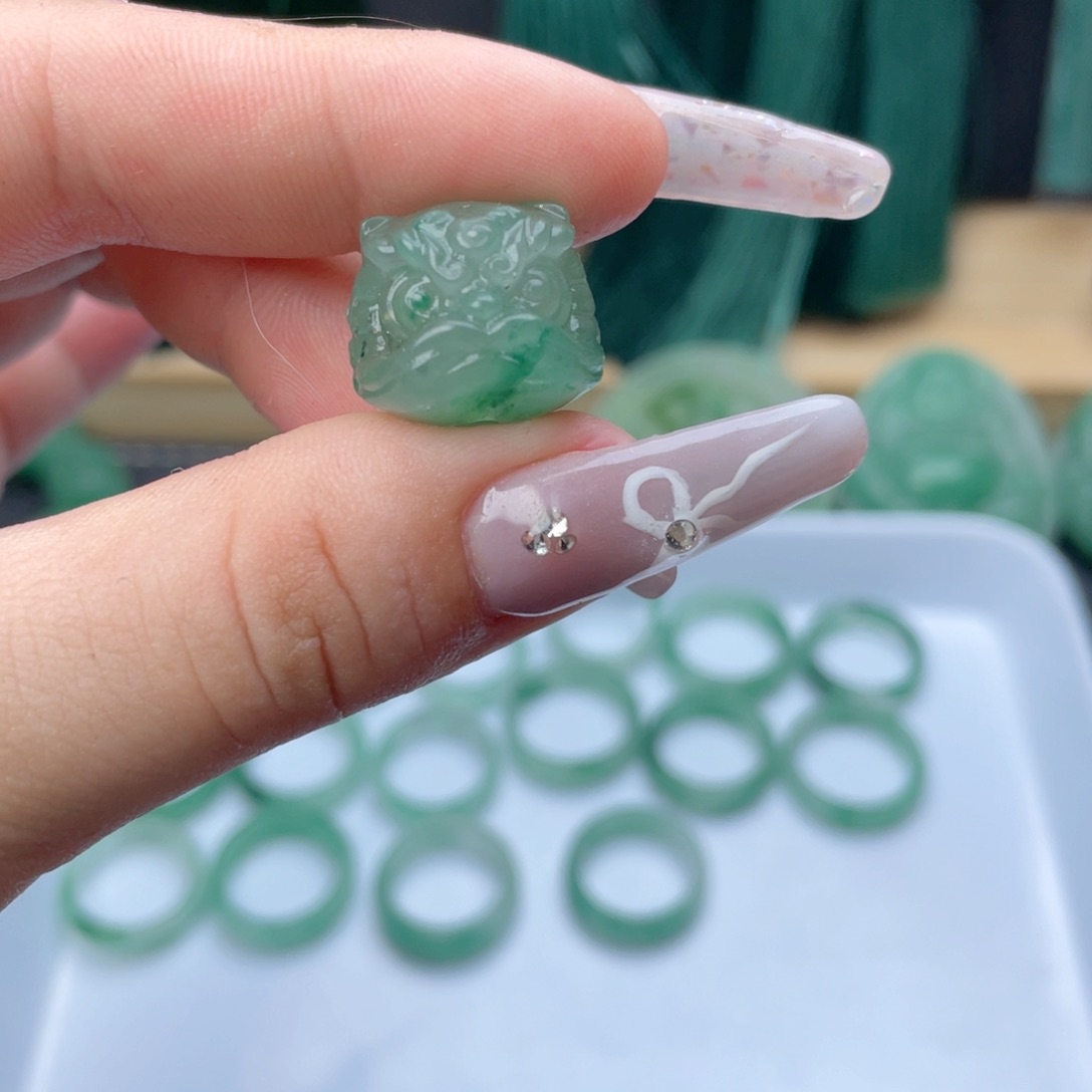 石英质玉未镶嵌颈饰