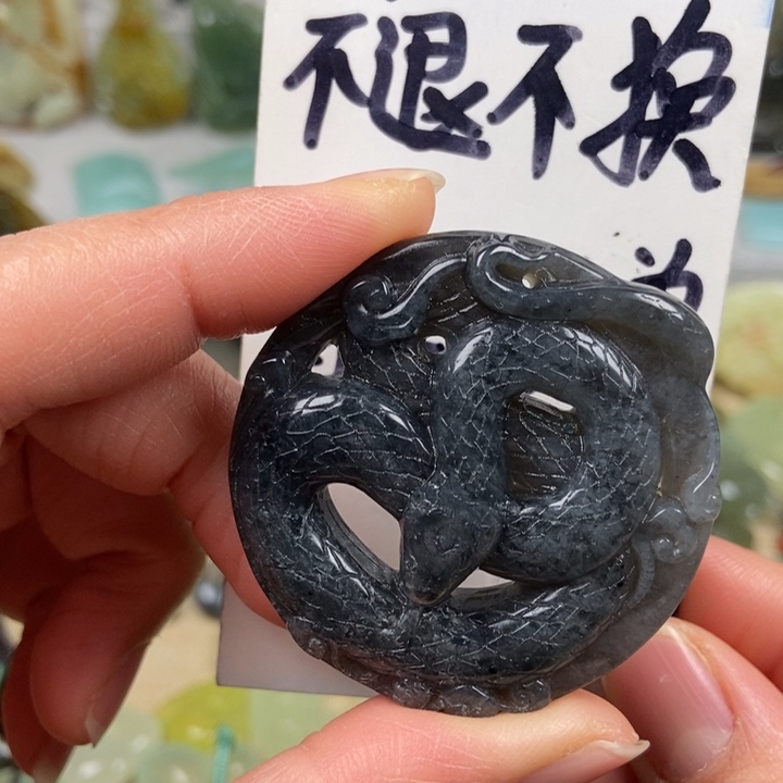 蛇纹石玉颈饰未镶嵌