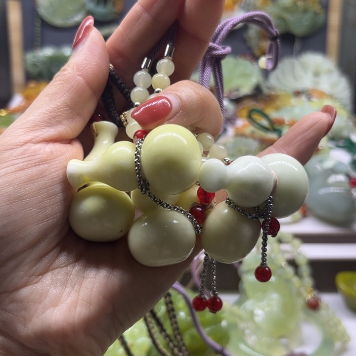 锡***行蛇纹石玉未镶嵌颈饰