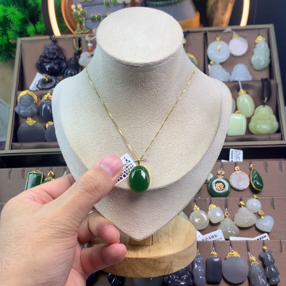 和田玉吊坠18K金镶嵌