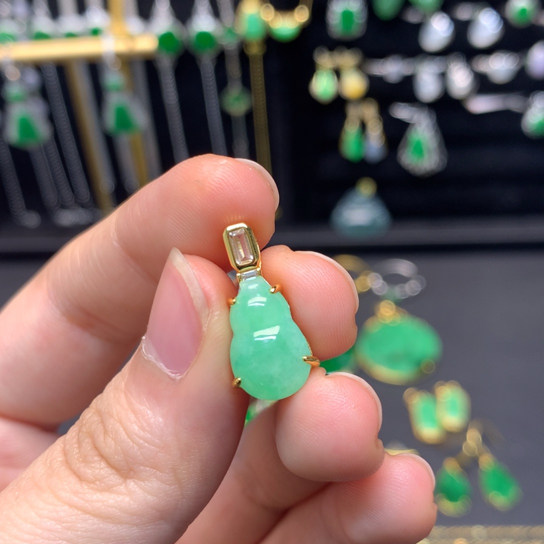 翡翠未镶嵌颈饰有纹裂