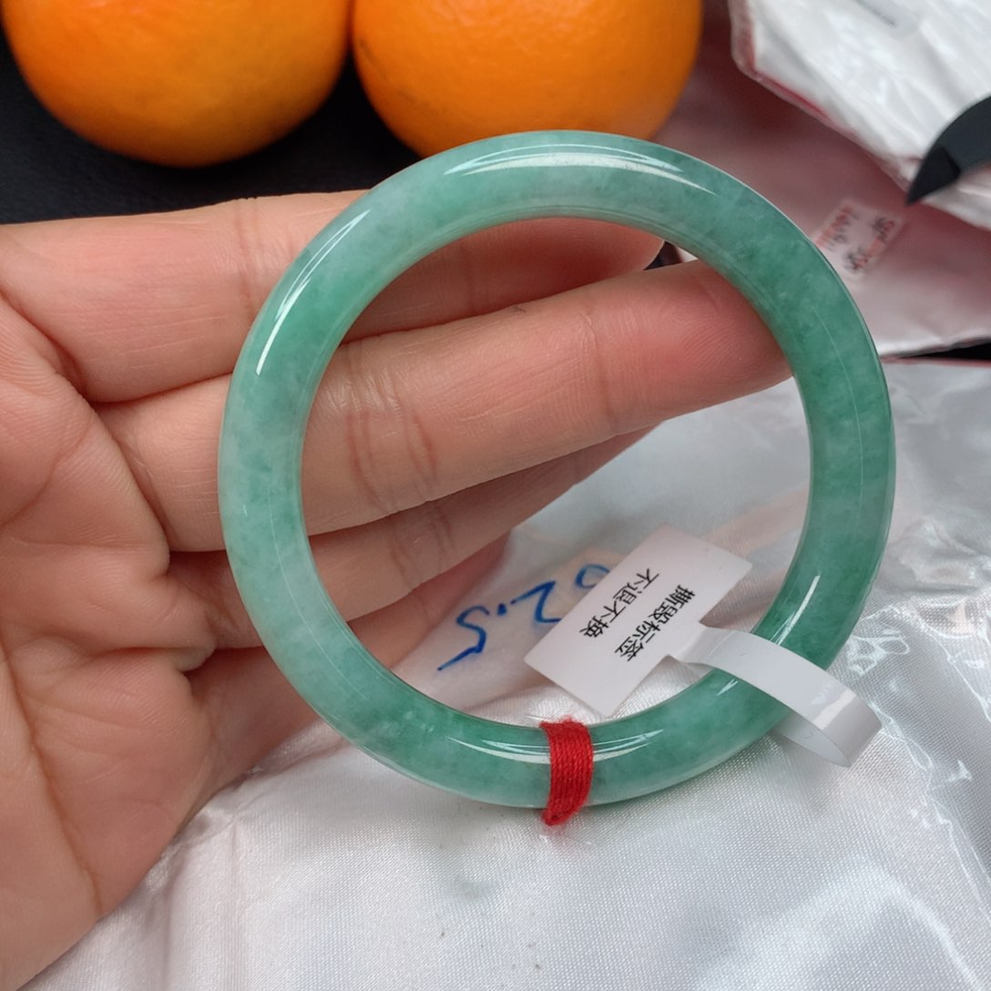 翡翠手镯未镶嵌………….