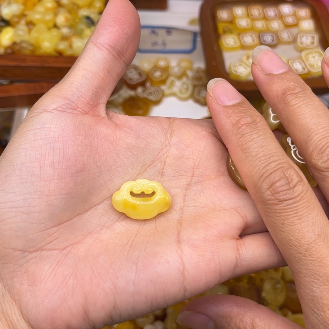 琥珀裸石未镶嵌小*姐琥珀