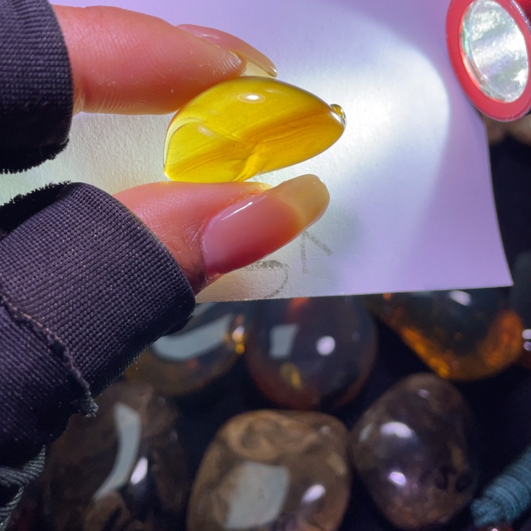 未镶嵌琥珀裸石！