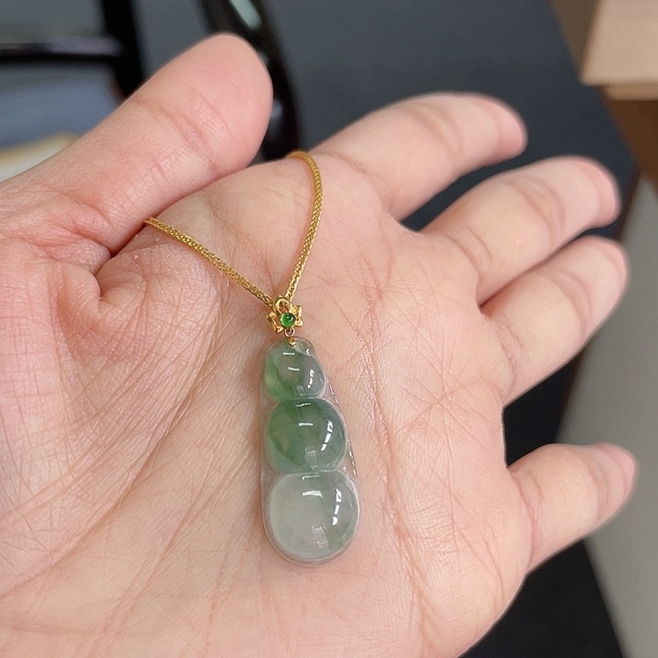 翡翠挂件18K金镶嵌豆子