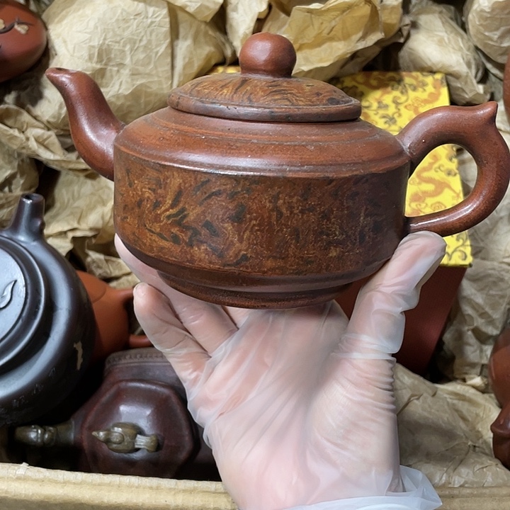 茶壶紫砂原矿泥料，手工制作一把紫砂壶。