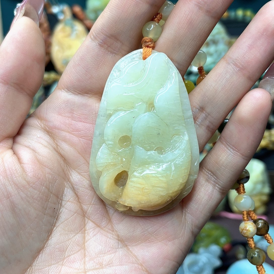 蛇纹石玉颈饰未镶嵌