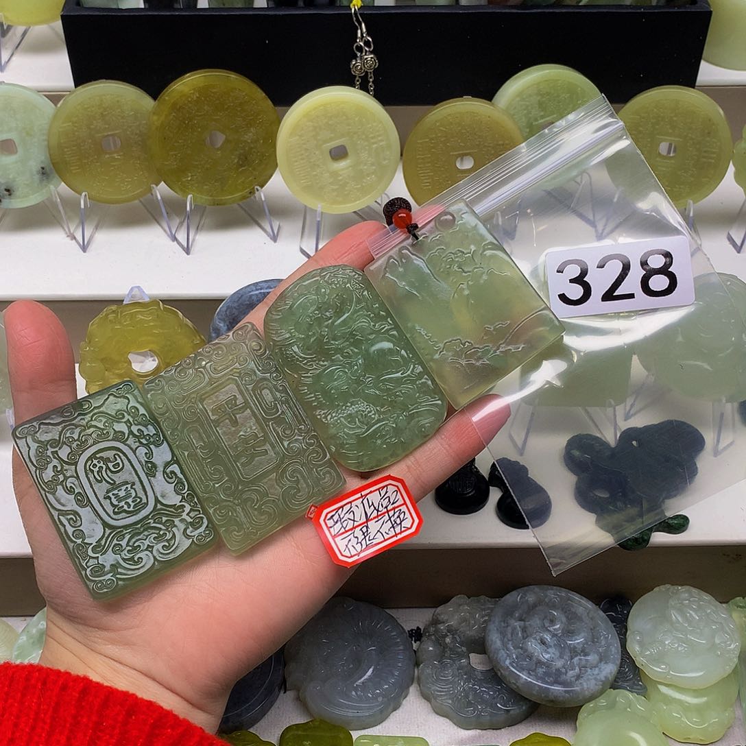 蛇纹石玉颈饰未镶嵌小****_