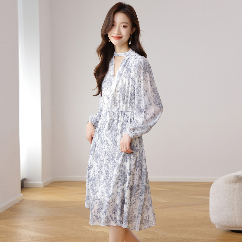 长袖V领气质连衣裙女装2025新款早秋优雅通勤收腰中长款裙子蕾丝