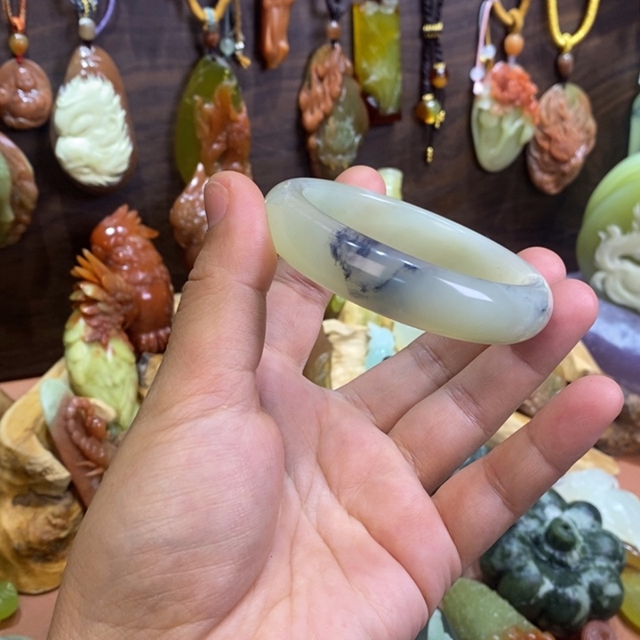 蛇纹石玉未镶嵌颈饰