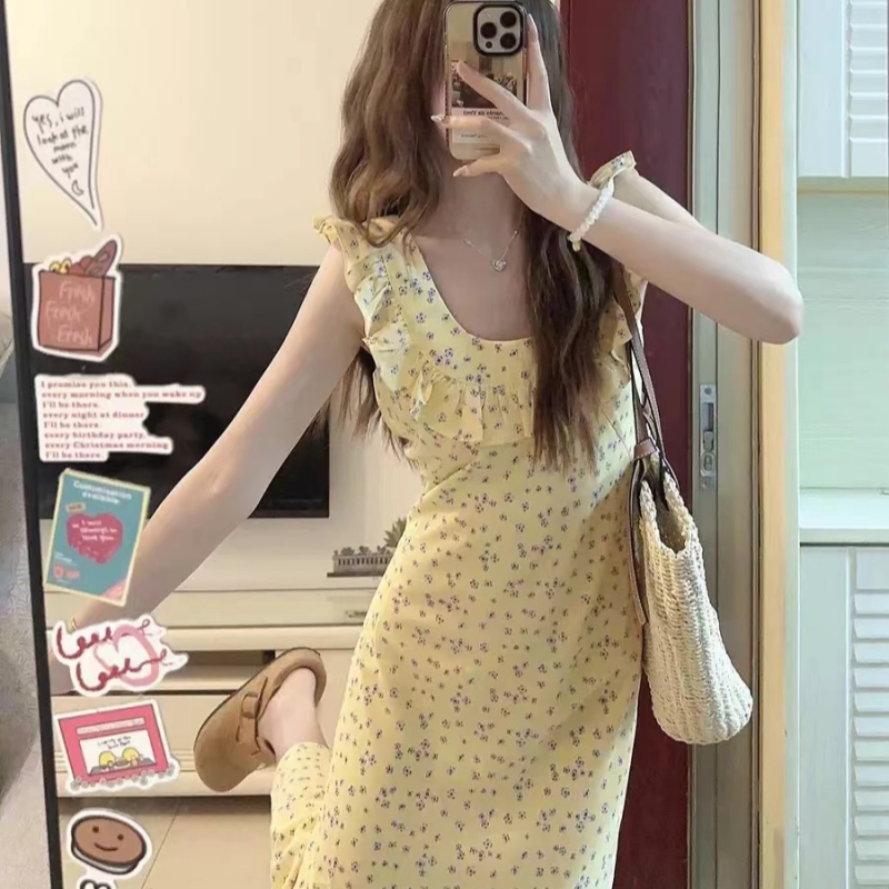 甜美温柔气质方领碎花连衣裙女2025年新款设计感修身荷叶边长裙子