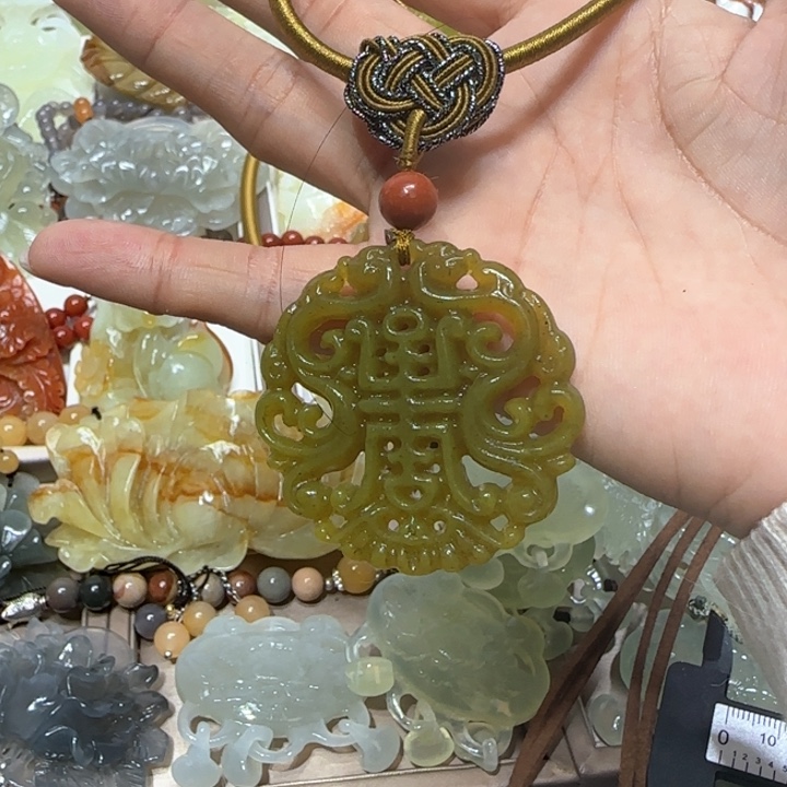 蛇纹石玉吊坠未镶嵌
