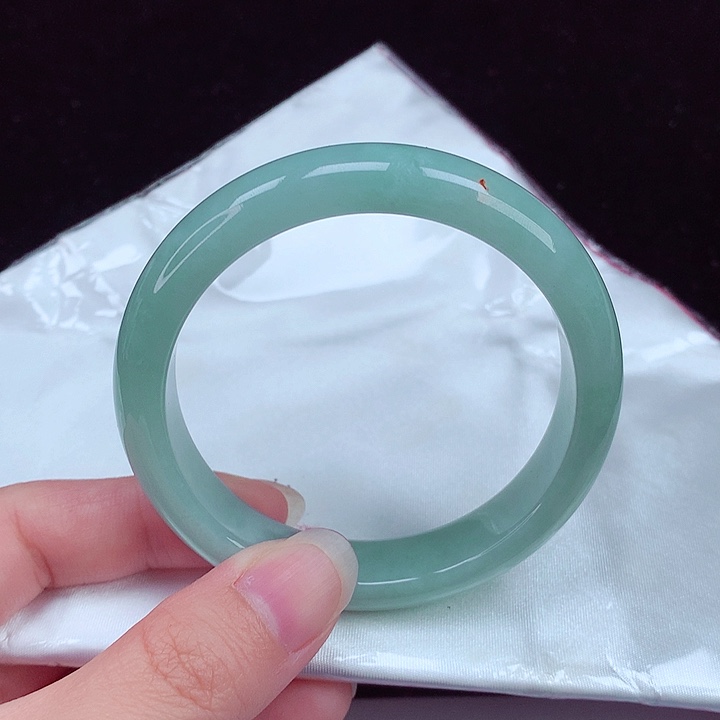 翡翠手镯未镶嵌翡翠