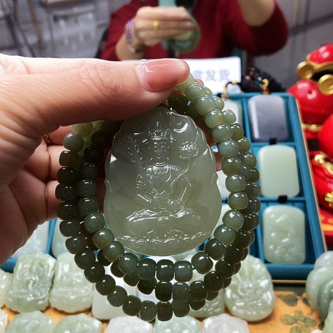 和田玉颈饰未镶嵌在**泊