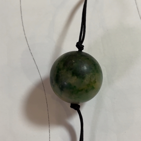 翡翠未镶嵌戒指在**.