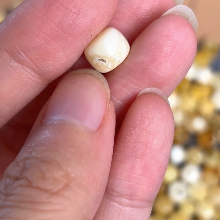 未镶嵌蜜蜡裸石8.7mm一个