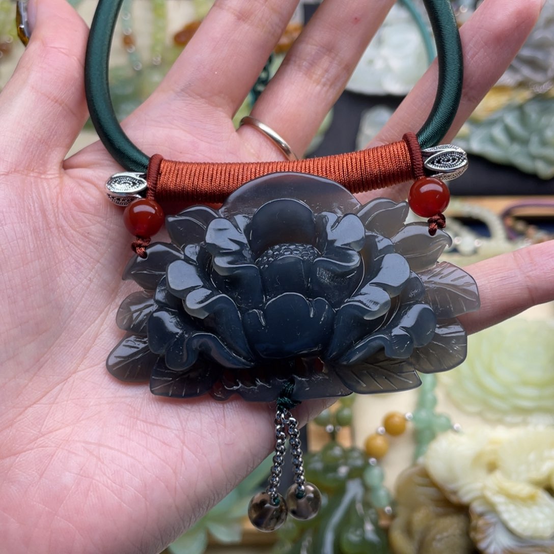 蛇纹石玉颈饰未镶嵌