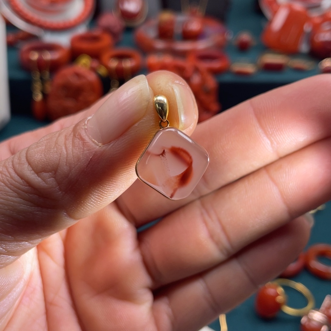 南红玛瑙川料高冰冰飘锦鲤鱼吊坠18K金镶嵌