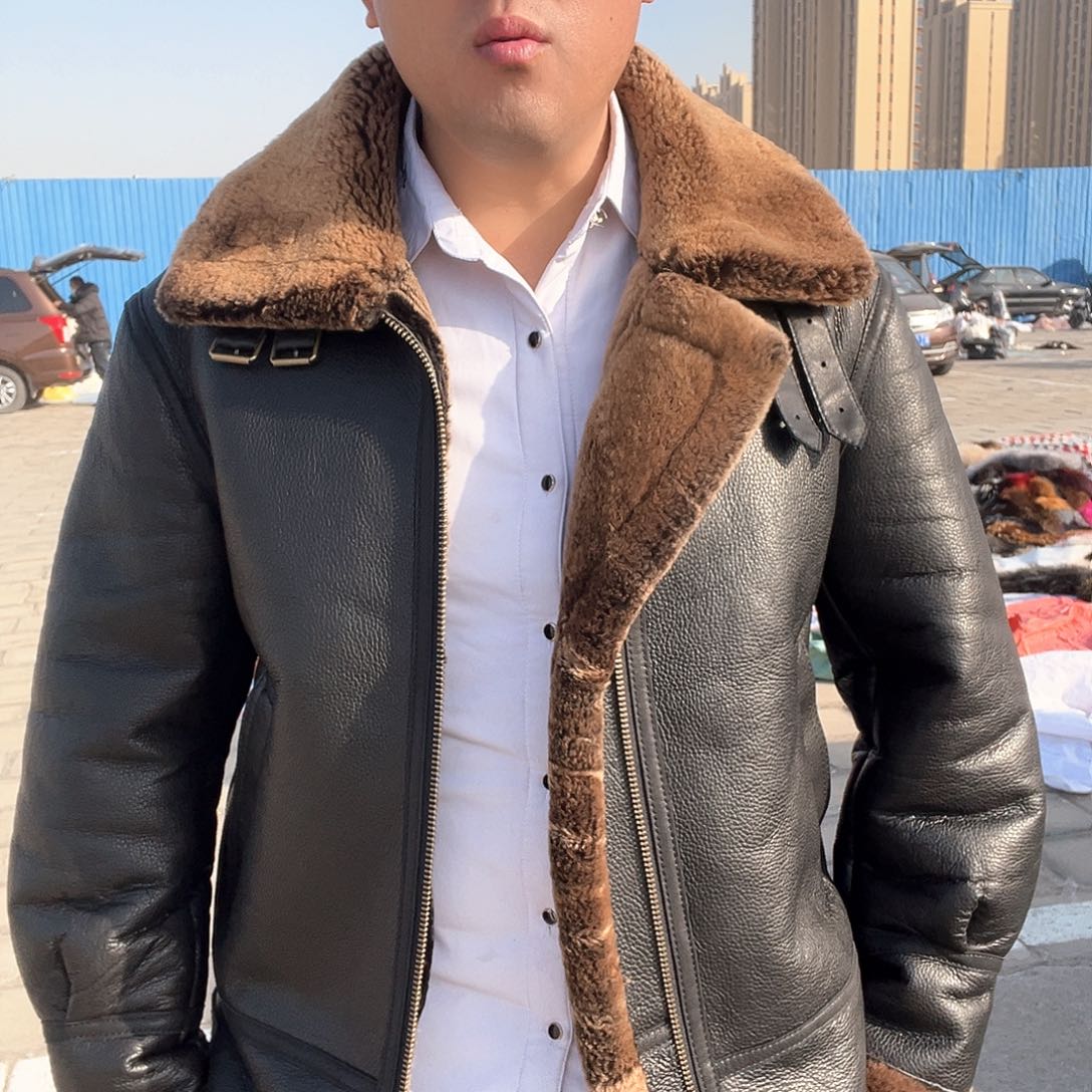 黑色翻领皮毛一体