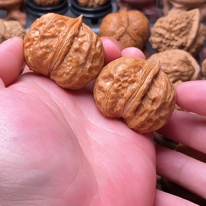 桃核把件粗筋龙家，……