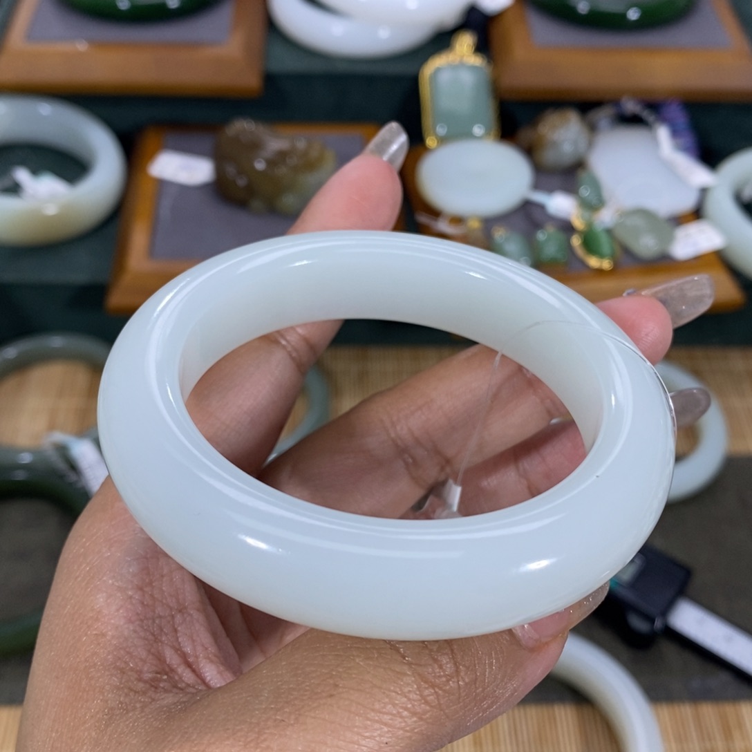 和田玉手镯未镶嵌