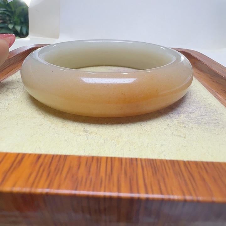 嫣***笑石英质玉未镶嵌手镯