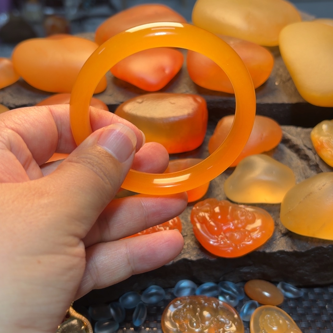 雪***蚣石英岩玉未镶嵌手镯