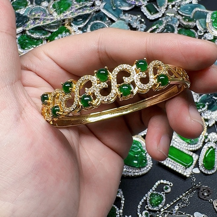 翡翠颈饰未镶嵌天然A货翡翠放漏