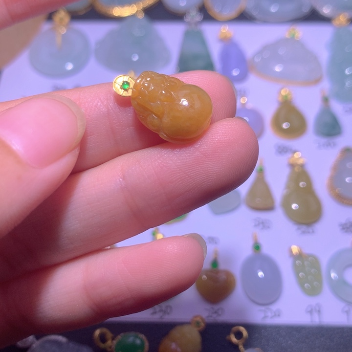 颈饰18K金镶嵌翡翠茗*翡翠