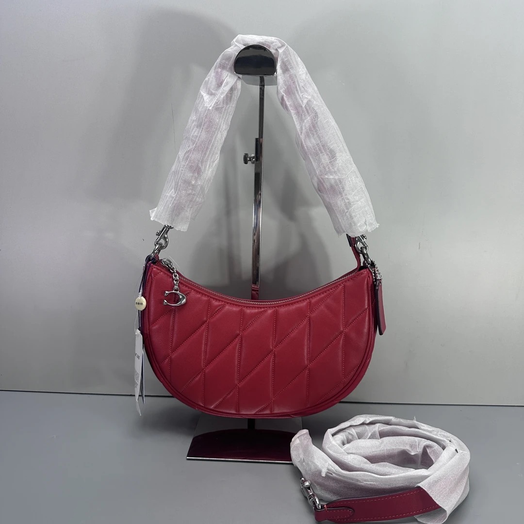 99新 COACH/蔻驰 mira24红色衔缝月牙包24*12*6cmEM082403菱格