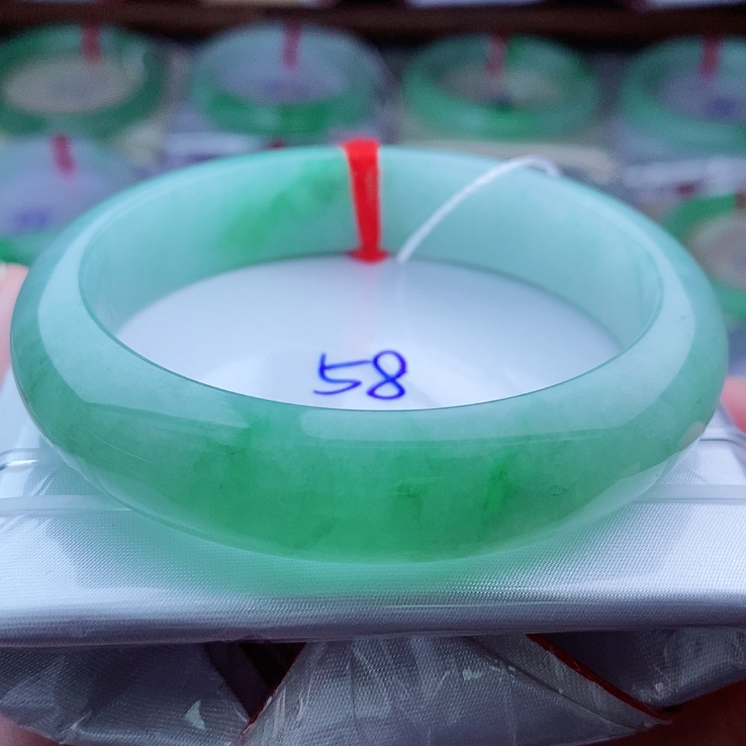 翡翠手镯未镶嵌0753-58圈口 浅绿底飘金丝绿