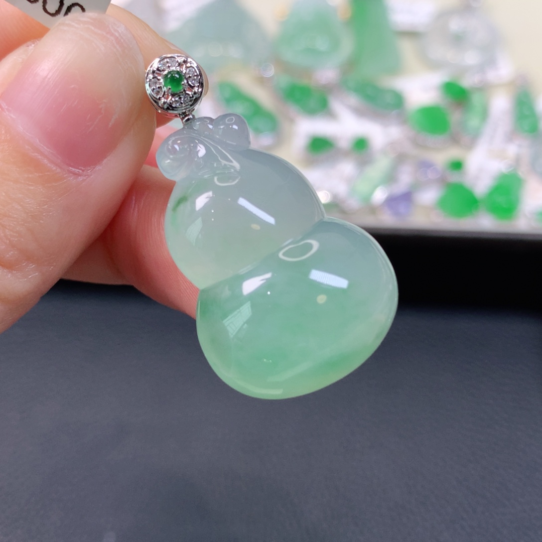 翡翠18K金镶嵌颈饰