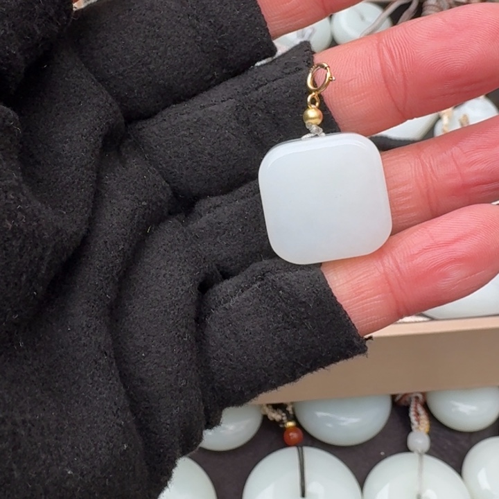 祎***^和田玉未镶嵌颈饰