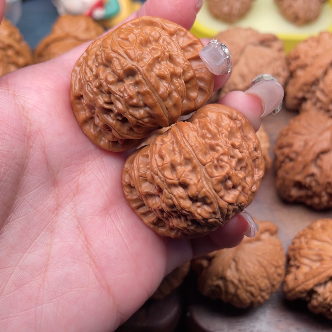 文玩核桃把件红皮闷白41