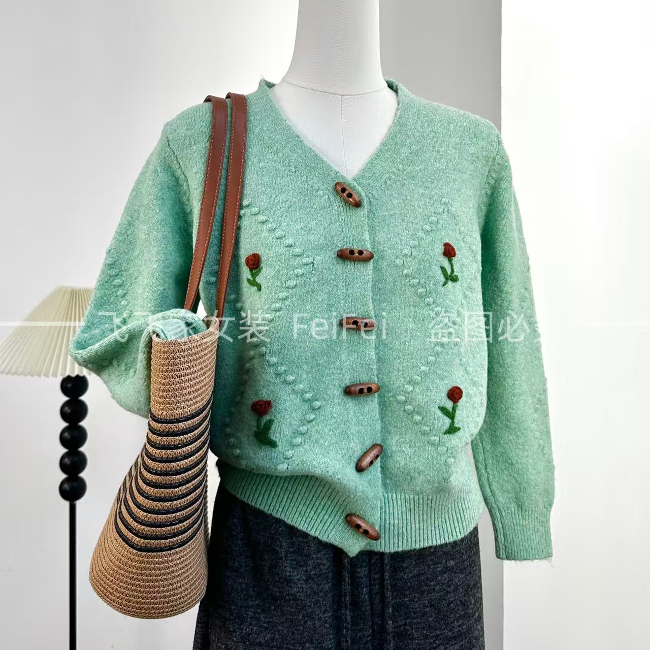 飞飞家~牛角扣小玫瑰！！显白气质款~插肩袖螺纹边#针织衫T142绿