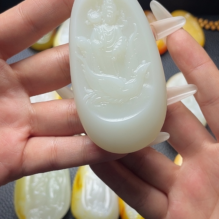 且***月和田玉未镶嵌颈饰