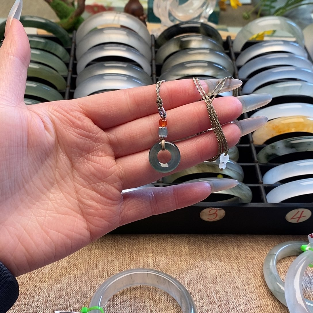 石英质玉未镶嵌颈饰