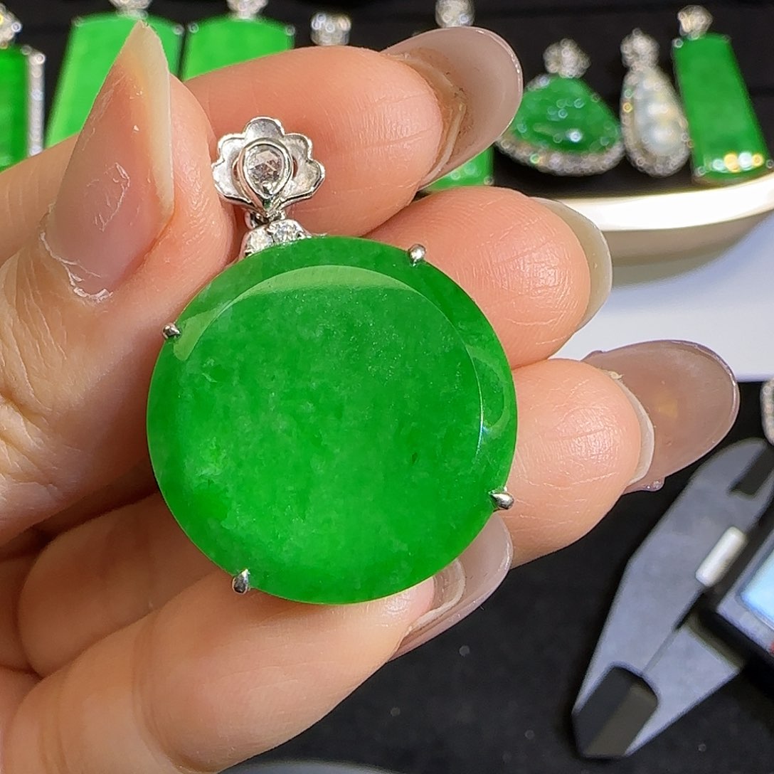 翡翠颈饰18K金镶嵌。