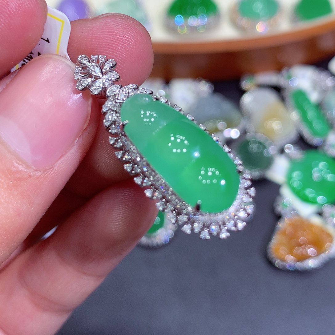 翡翠吊坠(不含链)18K金镶嵌