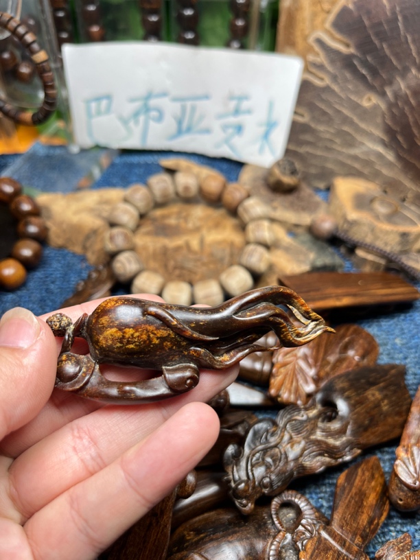 巴布亚贡木手把件大白菜琥珀龙鳞