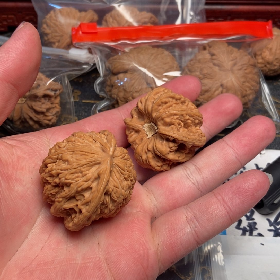 文玩核桃把件T****?红宝石