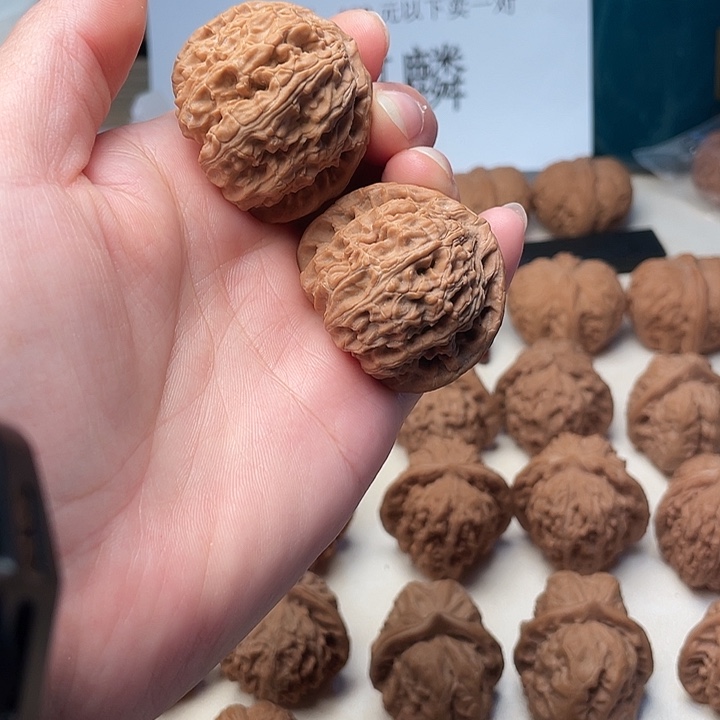 吊坠文玩核桃白狮子，有黄