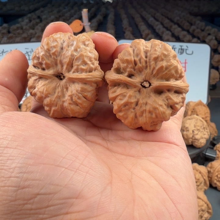 好***生文玩核桃吊坠蛤蟆的眼睛是真的好看
