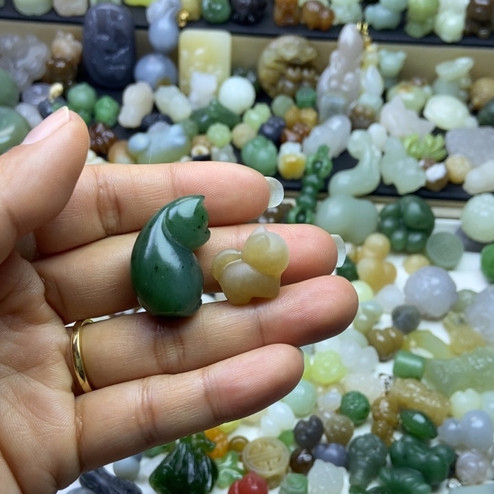 呵***呵和田玉未镶嵌颈饰