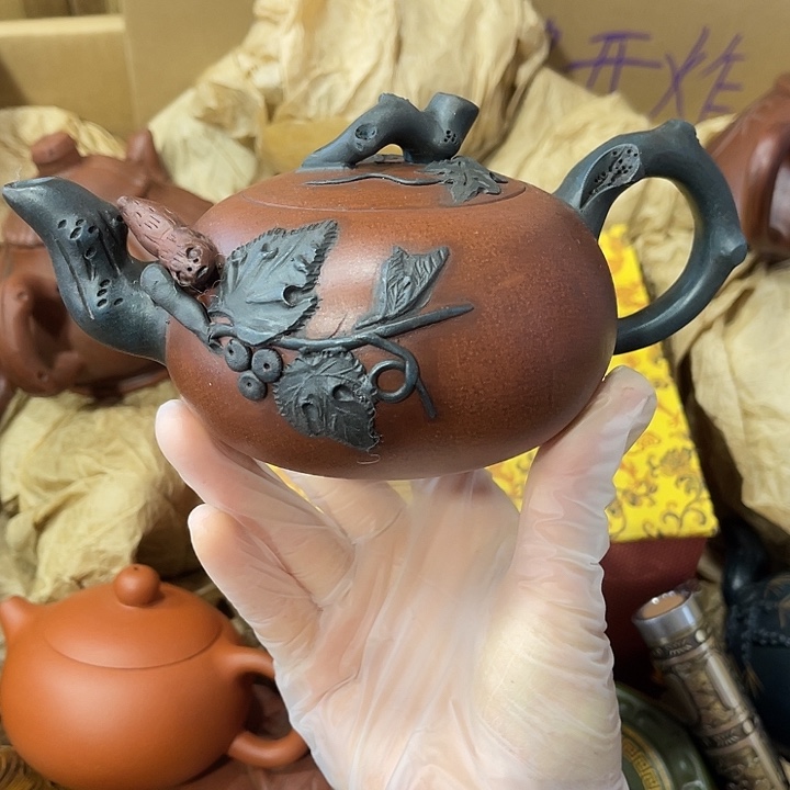 茶壶紫砂矿泥料，手工制作的一把紫砂壶。