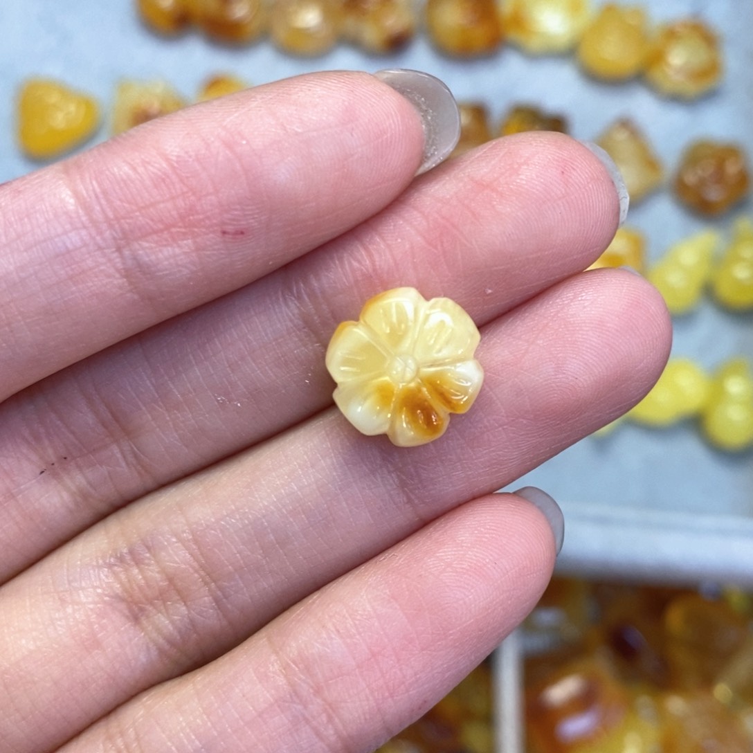蜜蜡颈饰未镶嵌梅花